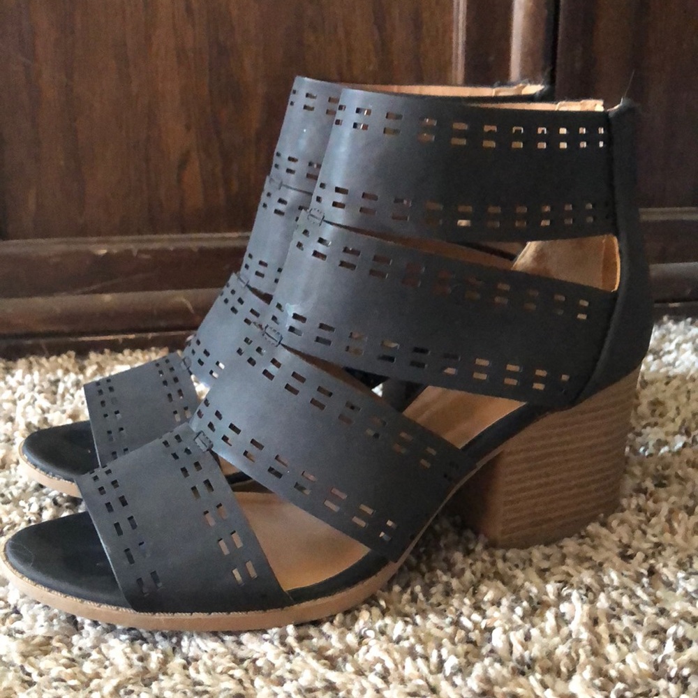 Women’s size 8 black heeled peep toe sandals